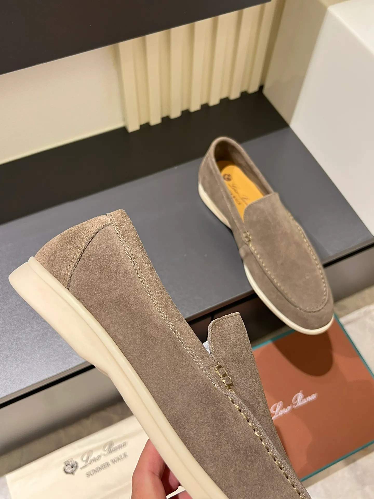 Men's shoes 💰p360 "Loro men's shoes 💰pian'*" Classic L men's shoes for couples 💰p Top version British flat loafers, a must-have item in old money style, the minimalist design is eye-catching and durable, a plus point for dressing The soft foot feel and texture are outstanding. They don’t scratch your feet and are very nice. They are matched with soft and waxy soles. They can be worn daily for a long time without getting tired. They are easy to wear, versatile and classic items, with perfect foot feel and texture! Imported cashmere fabric, the lining is made of imported A-grade water-dyed cow lining, the top version of the genuine leather midsole is sewn with pure handmade mark thread! Size: Female 35-40 (34. Customized) Male 38-44 (45.46. Customized)